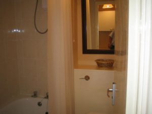 63 Limeslade Bathroom (2)